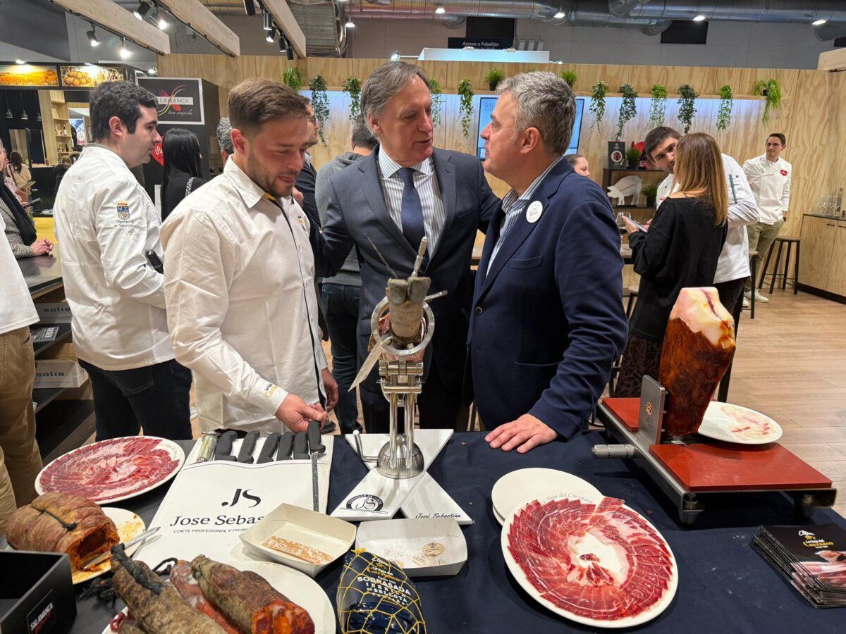 Representantes de Salamanca en Madrid Fusión 2026 conversando sobre gastronomía