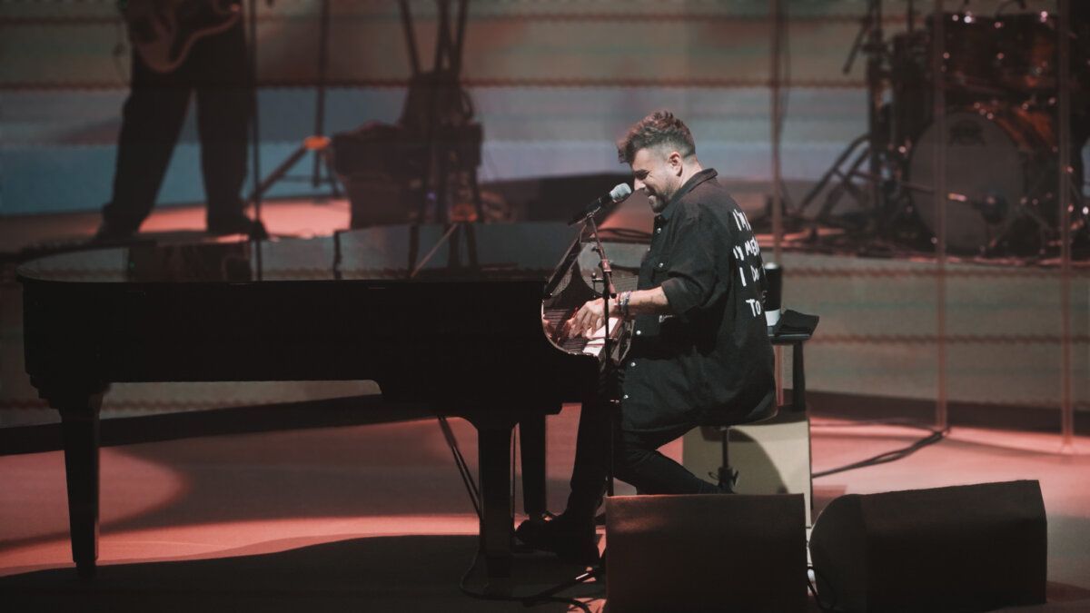Pablo López tocando el piano durante su concierto en Salamanca