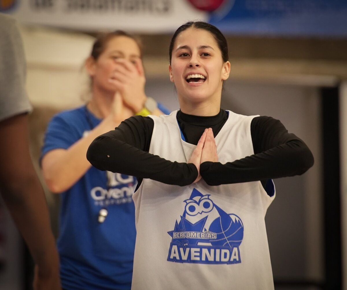 Jugadora de Perfumerías Avenida sonriente durante un entrenamiento