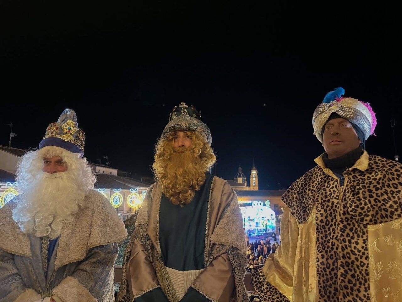 La plaza de Peñaranda de Bracamonte se llena de ilusión para recibir a los Reyes Magos