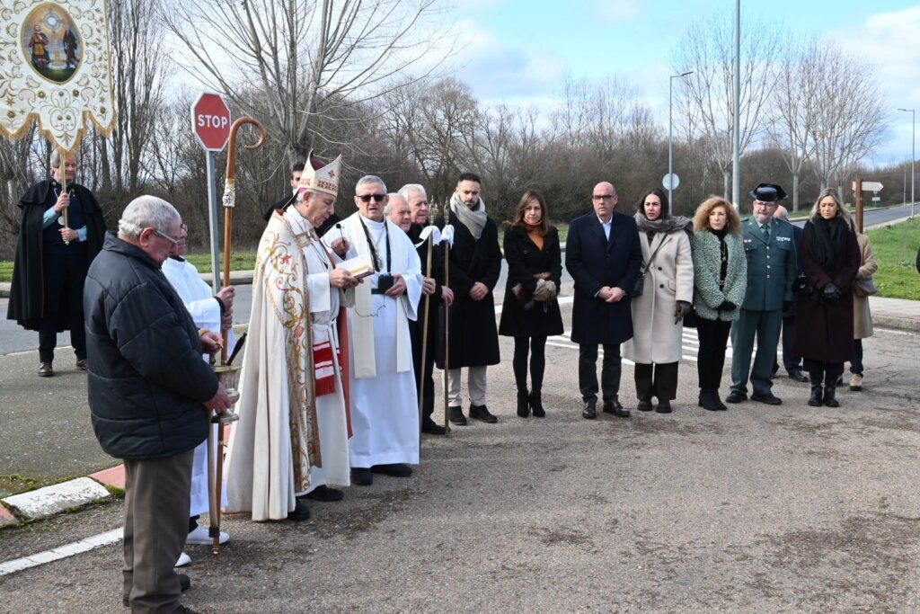El obispo y autoridades durante la festividad de San Antón en El Puente