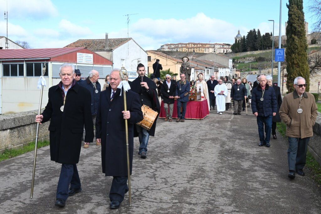 Procesión de la festividad de San Antón en El Puente con participantes y autoridades.