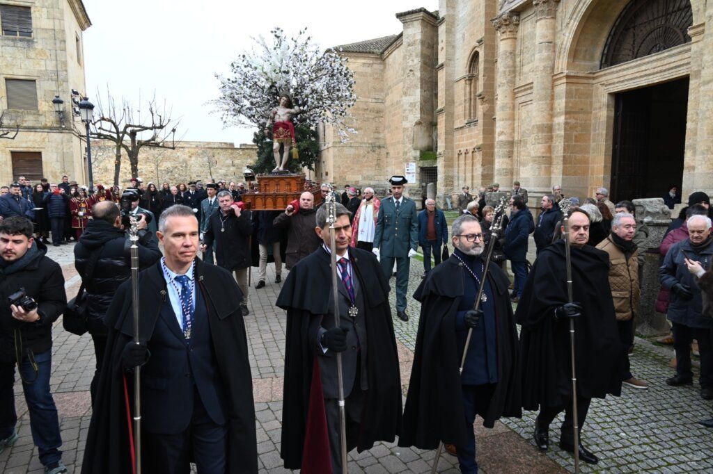 Procesión en honor a San Sebastián en Ciudad Rodrigo con autoridades y feligreses.