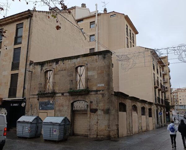 Esquina de la calle San Justo con la plaza San Justo en Salamanca
