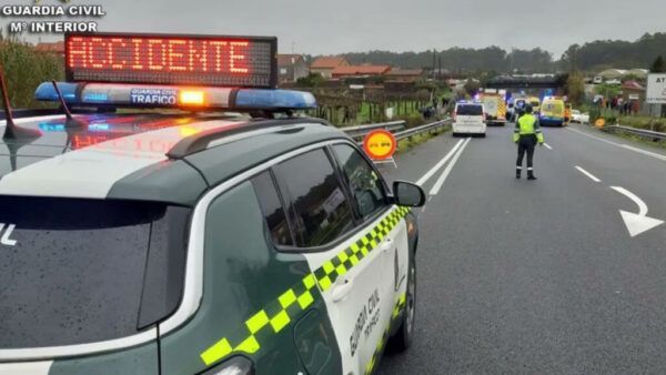 Accidente en la CL-517 con presencia de la Guardia Civil y vehículos de emergencia.
