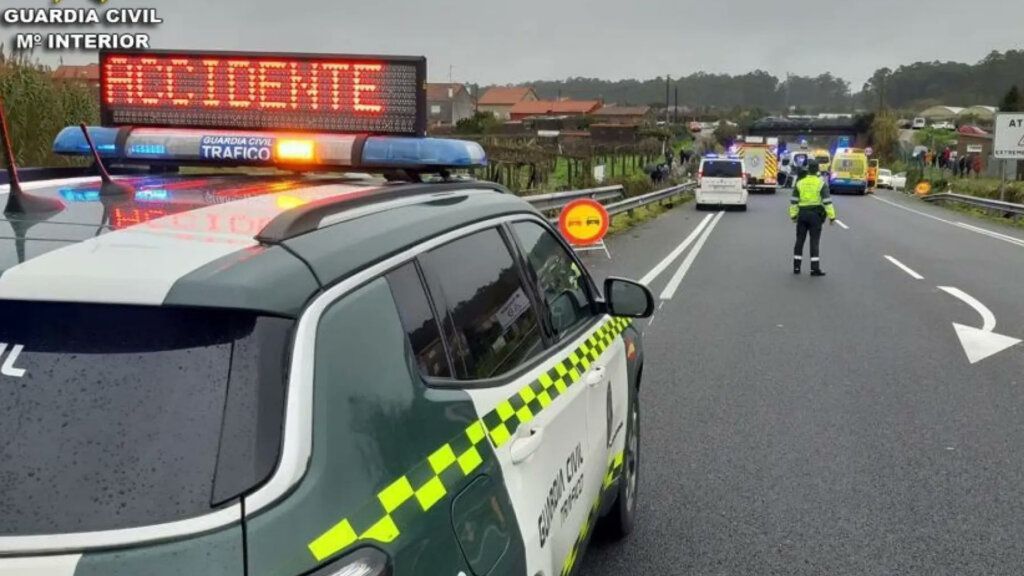 Accidente en la CL-517 con presencia de la Guardia Civil y vehículos de emergencia.