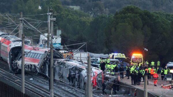 Vista del accidente ferroviario en Adamuz con trenes descarrilados y personal de emergencia
