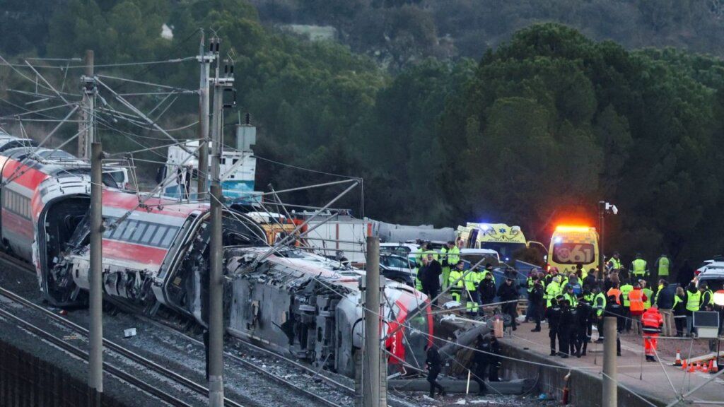 Vista del accidente ferroviario en Adamuz con trenes descarrilados y personal de emergencia