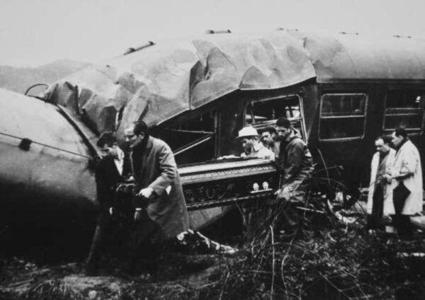 Accidente ferroviario en Pontevedra con rescatistas y tren volcado