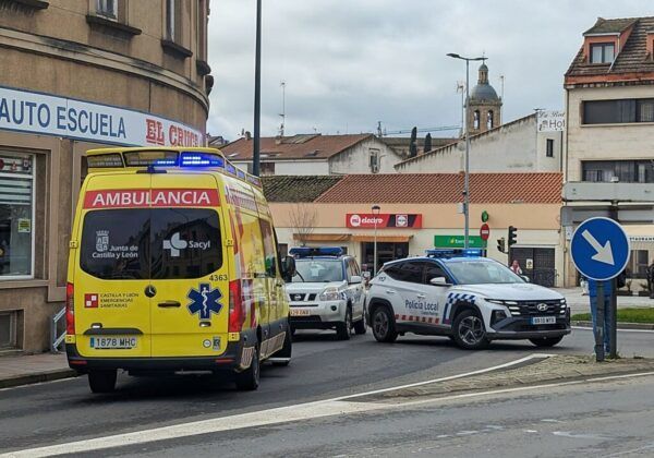 Ambulancia y coche de policía en una rotonda de Ciudad Rodrigo