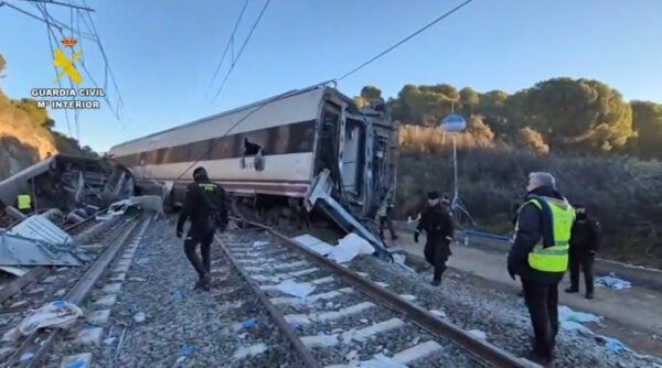 Accidente de tren en Adamuz con personal de emergencia en la escena