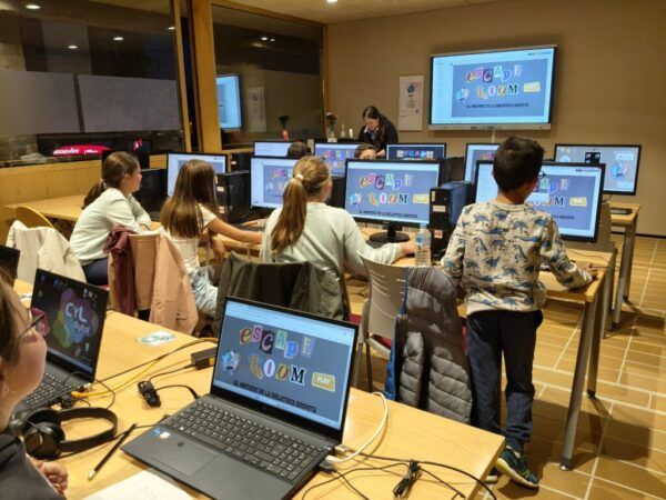 Niños participando en actividades digitales en Carbajosa de la Sagrada