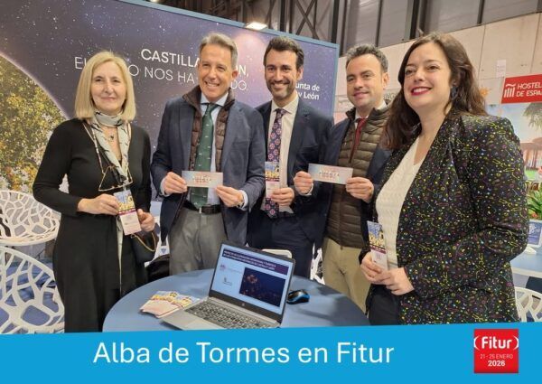 Grupo de personas en el stand de Alba de Tormes en Fitur 2026