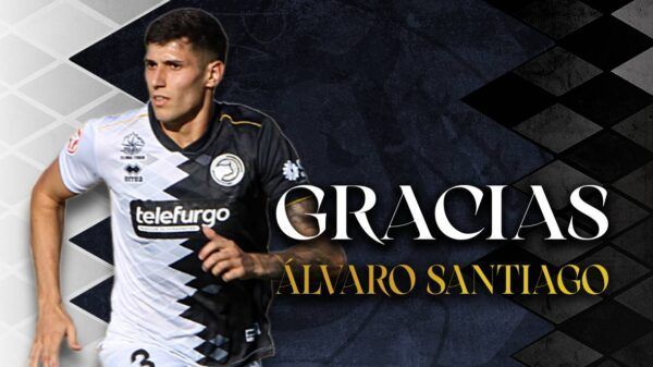 Álvaro Santiago en acción con el equipo de fútbol Unionistas de Salamanca