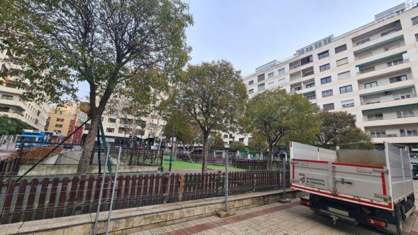 Vista de la plaza de Carmelitas con zona de juegos infantiles en Salamanca