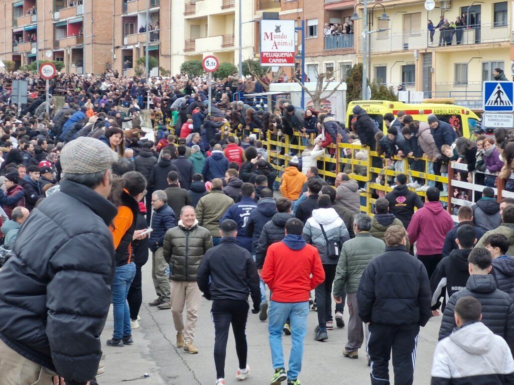 Multitud de personas en el aperitivo del Carnaval en Ciudad Rodrigo