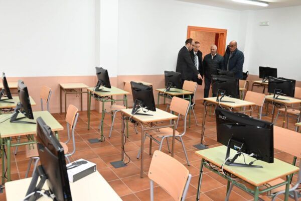 Aula con computadoras para exámenes de conducción en Ciudad Rodrigo