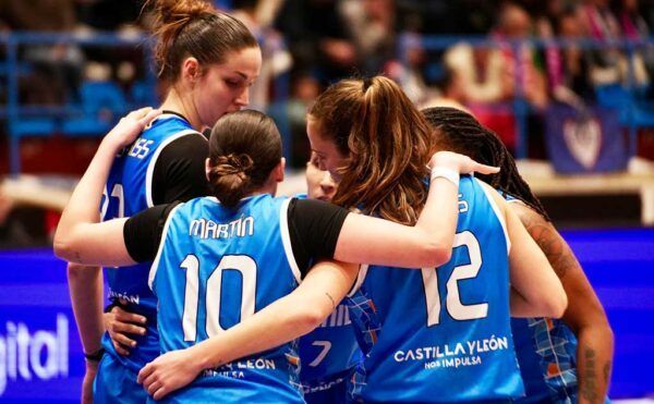Jugadoras del equipo Perfumerías Avenida celebrando en un partido de baloncesto