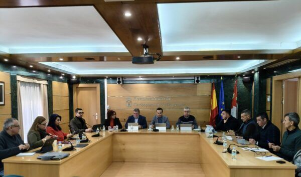 Reunión del Ayuntamiento de Carbajosa de la Sagrada sobre el nuevo centro de salud.