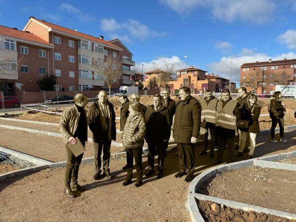 Visita de autoridades a las obras de la nueva plaza en Vistahermosa