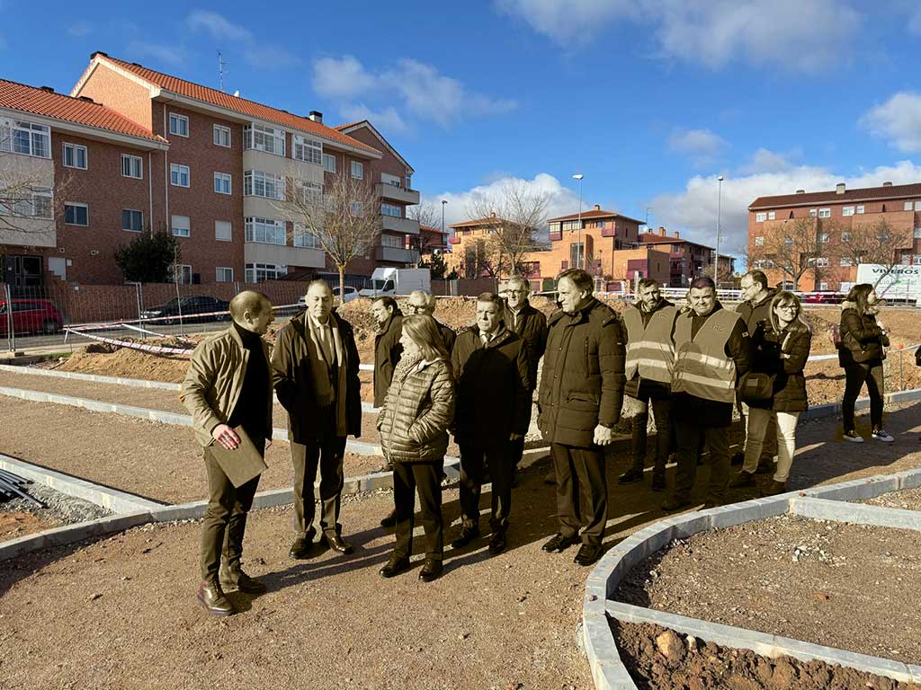 Visita de autoridades a las obras de la nueva plaza en Vistahermosa