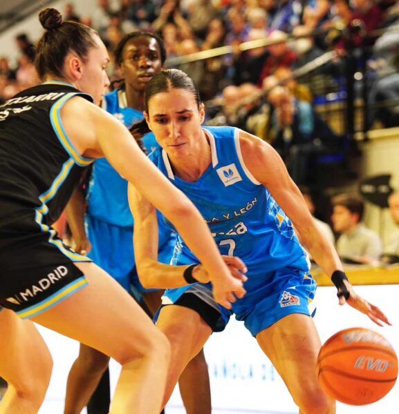 Jugadoras de baloncesto compiten en un partido emocionante entre Avenida y Estudiantes