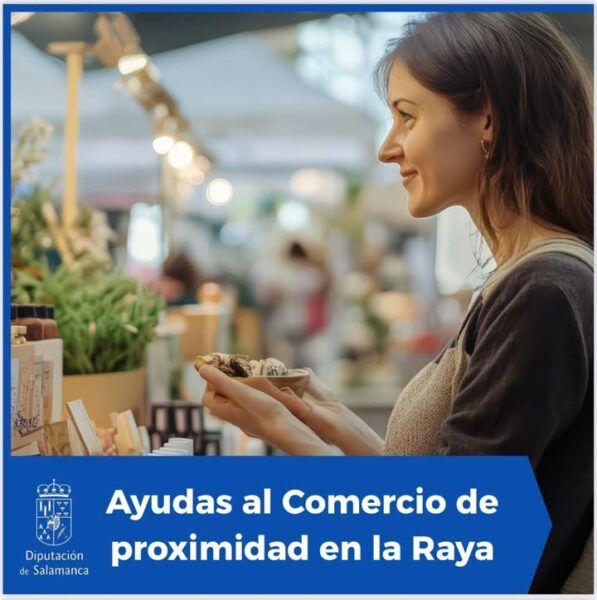 Mujer sosteniendo productos en un mercado de alimentación