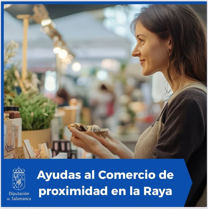 Mujer sosteniendo productos en un mercado de alimentación