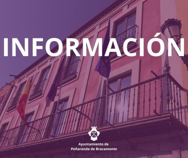 Edificio del Ayuntamiento de Peñaranda con banderas ondeando