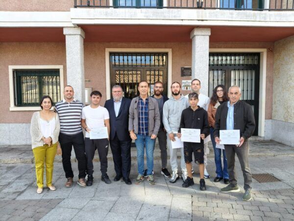 Grupo de personas en la inauguración del programa de empleo en Carbajosa