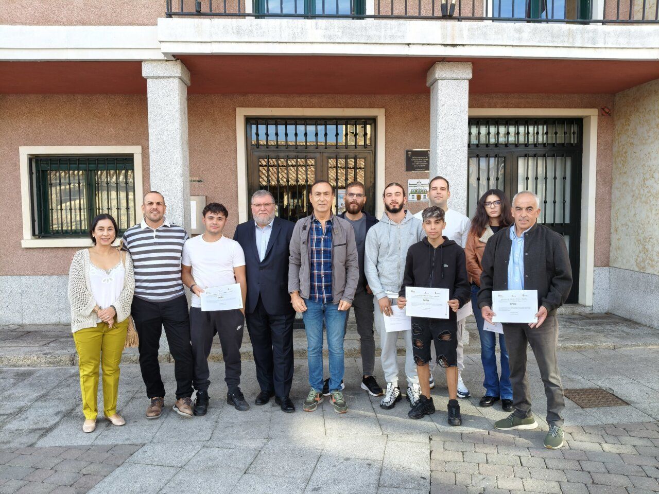 Grupo de personas en la inauguración del programa de empleo en Carbajosa