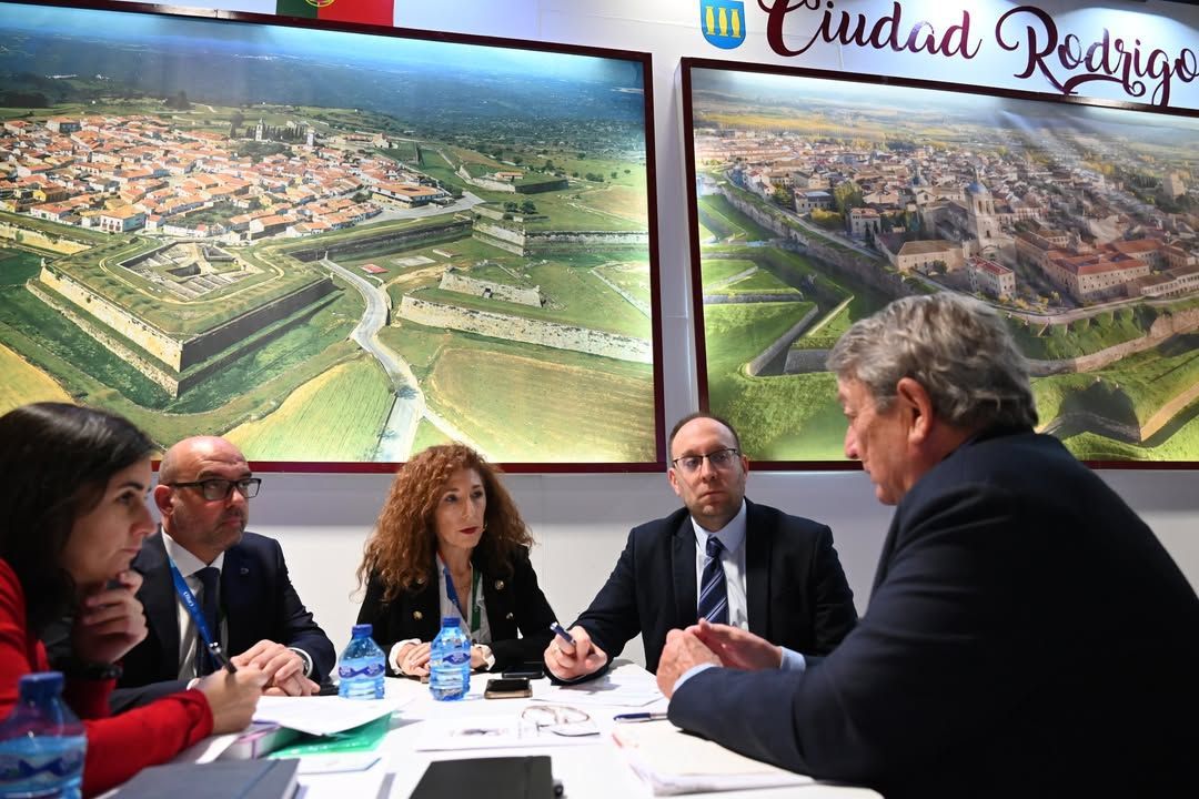 Reunión del Ayuntamiento de Ciudad Rodrigo en la Feria FITUR 2026