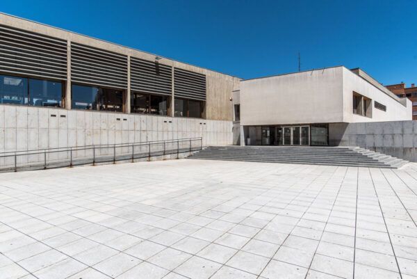 Vista exterior de la Biblioteca Torrente Ballester en Salamanca