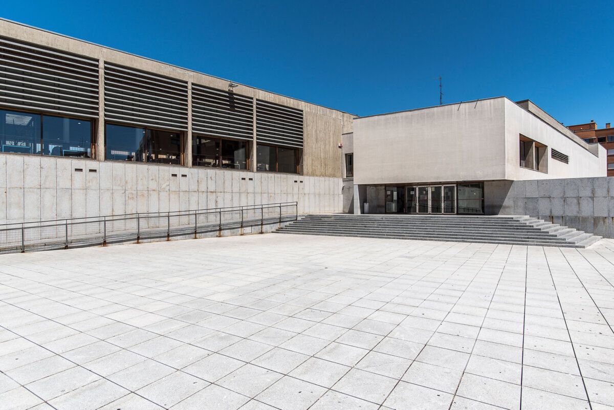 Vista exterior de la Biblioteca Torrente Ballester en Salamanca