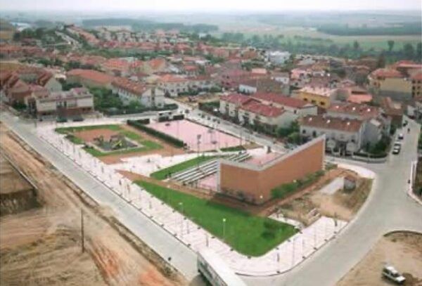 Vista aérea de Cabrerizos mostrando infraestructuras y áreas recreativas