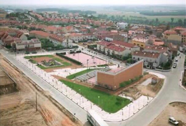 Vista aérea de Cabrerizos mostrando infraestructuras y áreas recreativas