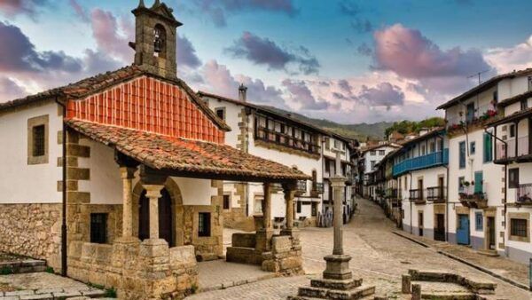 Vista del encantador pueblo de Candelario con arquitectura tradicional