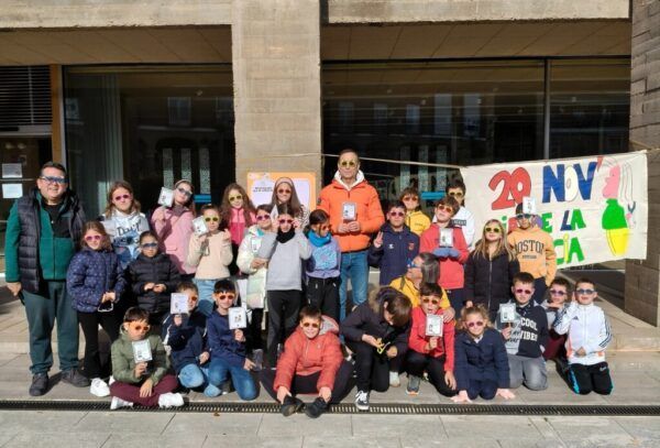 Grupo de niños y adultos celebrando el reconocimiento de Ciudad Amiga de la Infancia