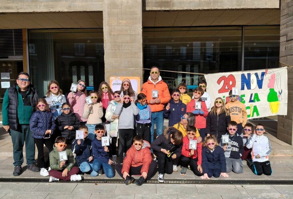 Grupo de niños y adultos celebrando el reconocimiento de Ciudad Amiga de la Infancia