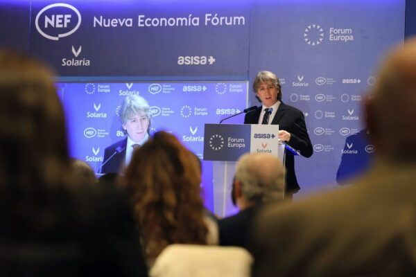 Carlos Martínez Mínguez presentando propuestas en el Forum Europa