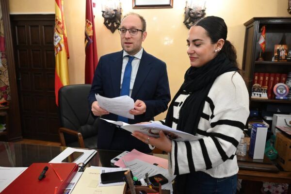 Presentación del programa del Carnaval Cultural de Ciudad Rodrigo por el alcalde y la delegada cultural.
