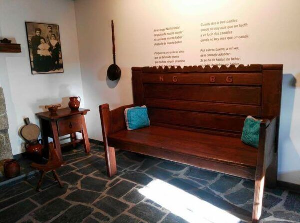 Interior de la Casa Museo de Gabriel y Galán con mobiliario antiguo