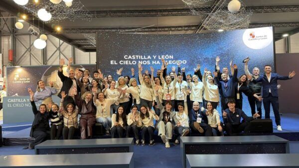 Grupo de personas en un evento de Castilla y León con pancarta