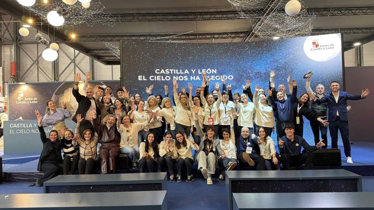 Grupo de personas en un evento de Castilla y León con pancarta