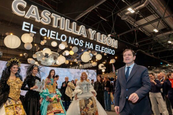 Stand de Castilla y León en FITUR 2026 con decoración temática y modelos