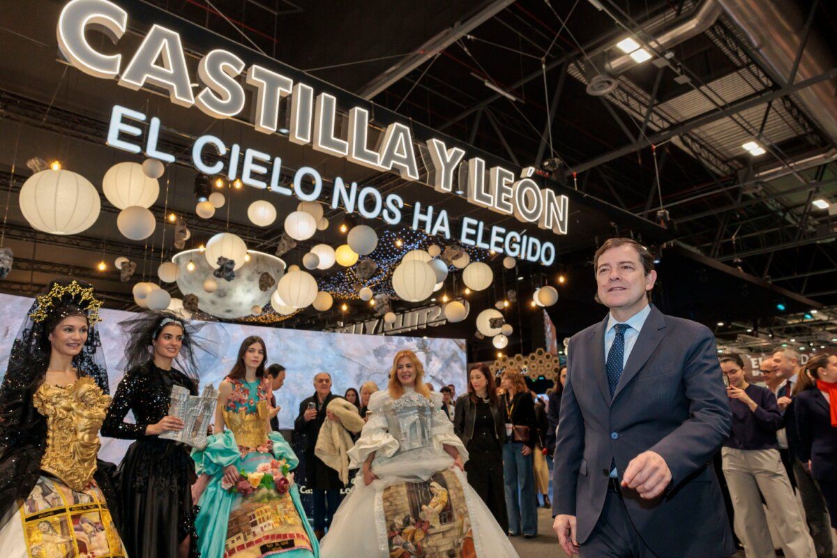 Stand de Castilla y León en FITUR 2026 con decoración temática y modelos