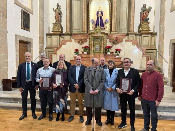 Grupo de concejales en la celebración del Día del Aguinaldo en Salamanca