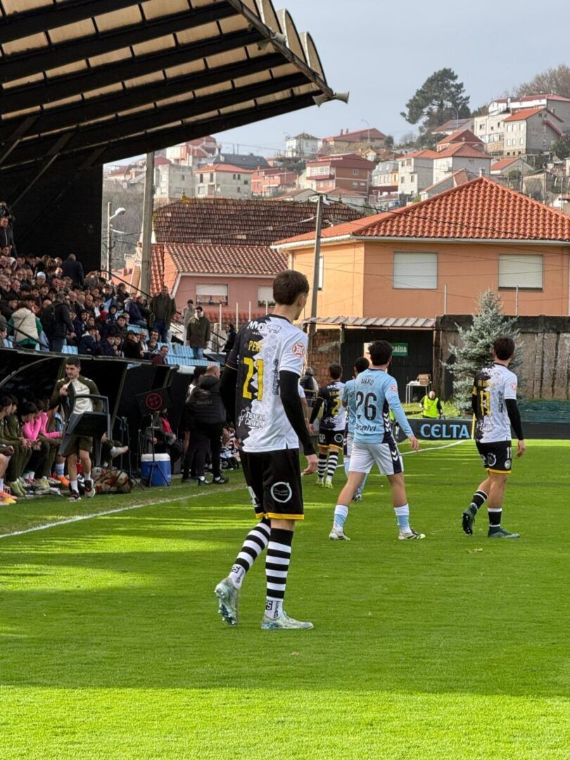 Jugadores del Celta Fortuna en el Estadio Municipal de Barreiro durante un partido