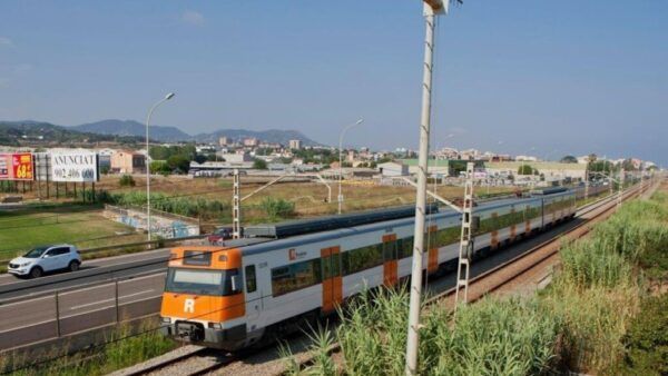 Tren de cercanías en Barcelona circulando por la vía
