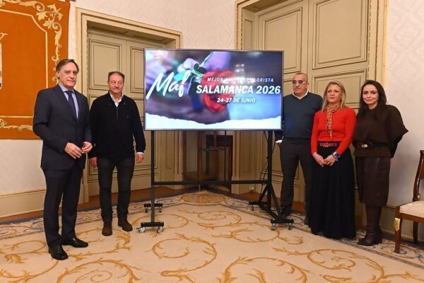 Presentación del certamen nacional de floristas en Salamanca con varios asistentes.